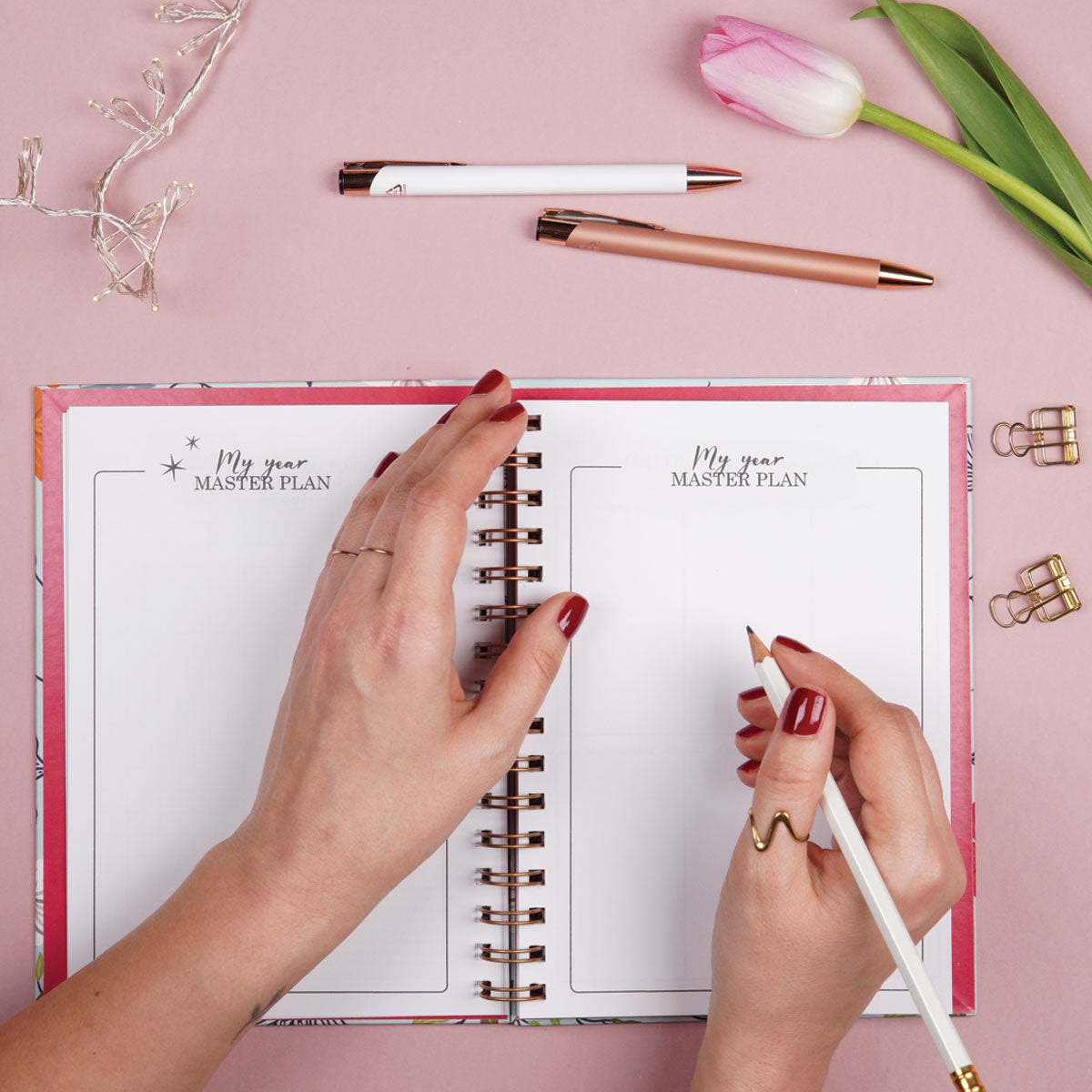 Planner anual nedatat pentru organizare în ritmul tău, format A5, limba romana, cu tabele si strategii de organizare – 365 New Days Set in Stone organizarea anului
