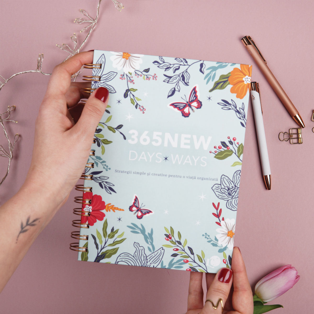 Planner anual nedatat pentru organizare în ritmul tău, format A5, limba romana, cu tabele si strategii de organizare – 365 New Days Set in Stone coperta fata tinut in mana