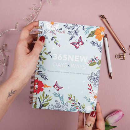 Planner anual nedatat pentru organizare în ritmul tău, format A5, limba romana, cu tabele si strategii de organizare – 365 New Days Set in Stone coperta fata tinut in mana