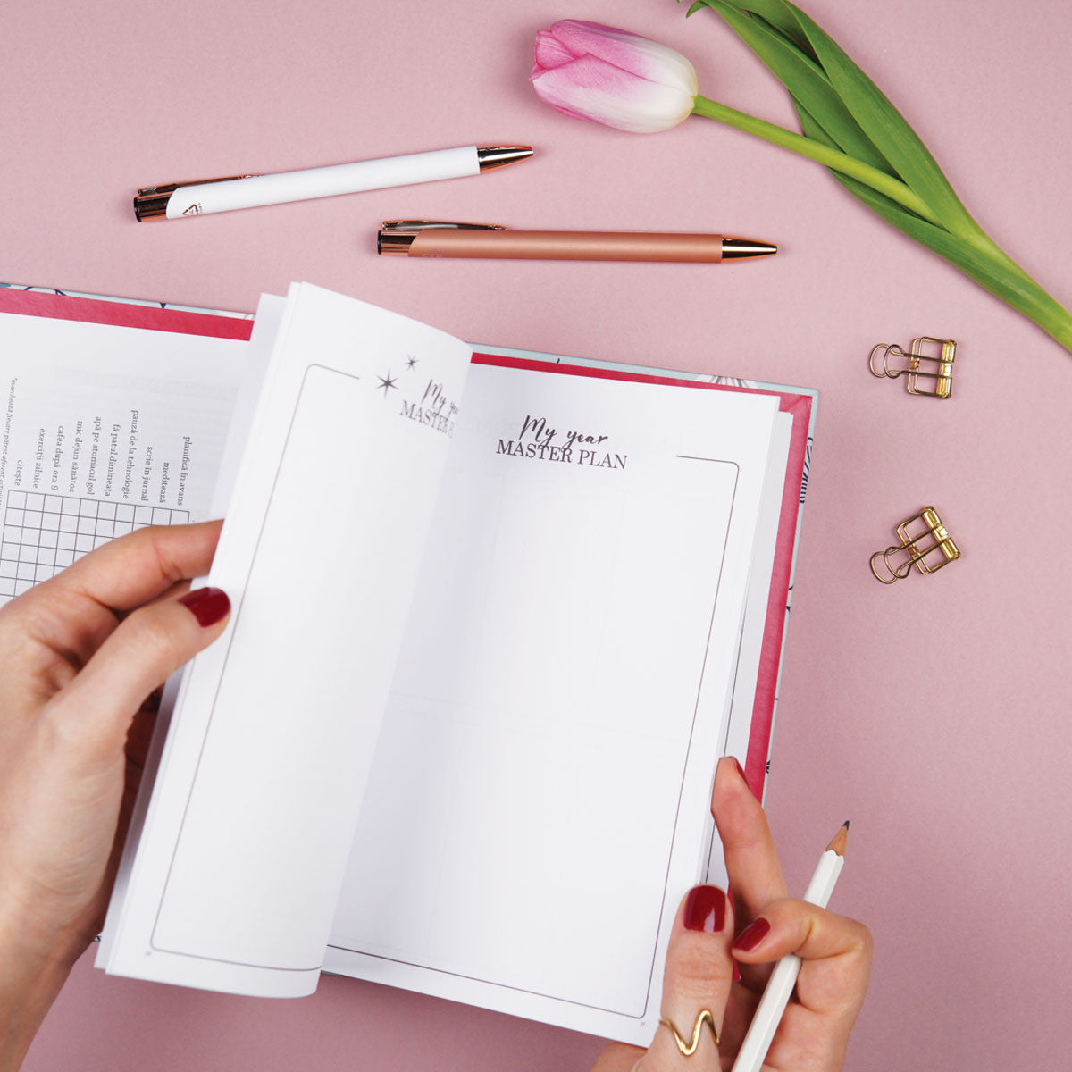 Planner anual nedatat pentru organizare în ritmul tău, format A5, limba romana, cu tabele si strategii de organizare – 365 New Days Set in Stone managementul stresului