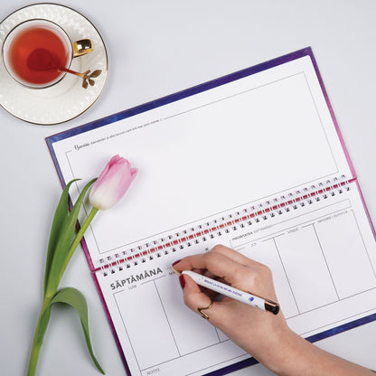 Planner săptămânal nedatat pentru organizare mana care scrie in planner my new week